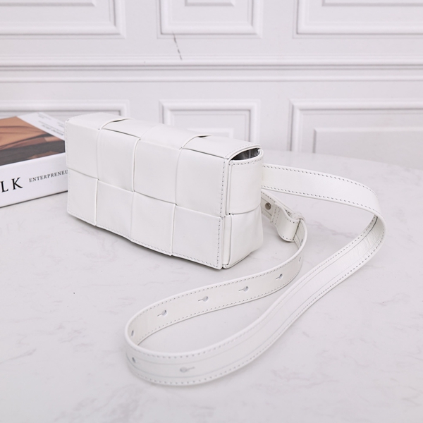 ボッテガヴェネタバッグ側面デザイン